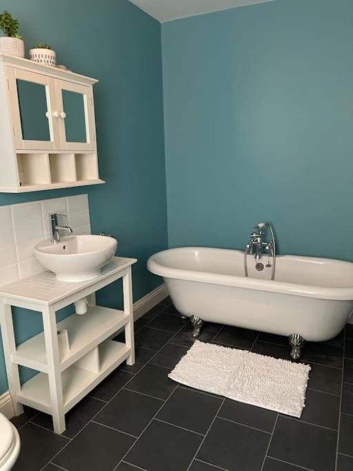 Large Coastal Cottage, Private Indoor Pool, Hut Tub, Sauna And Steam Pod Уеймут Екстериор снимка