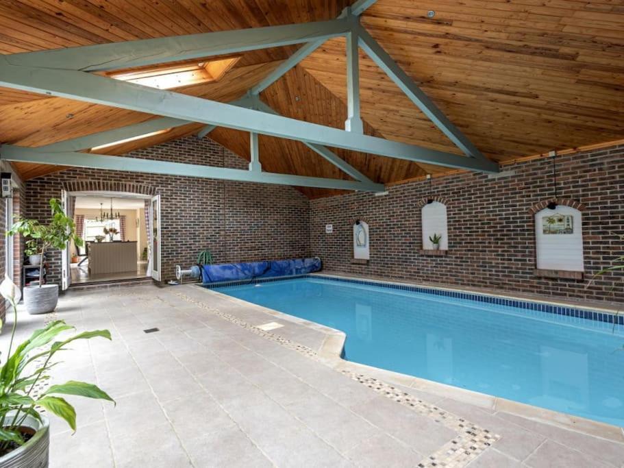 Large Coastal Cottage, Private Indoor Pool, Hut Tub, Sauna And Steam Pod Уеймут Екстериор снимка